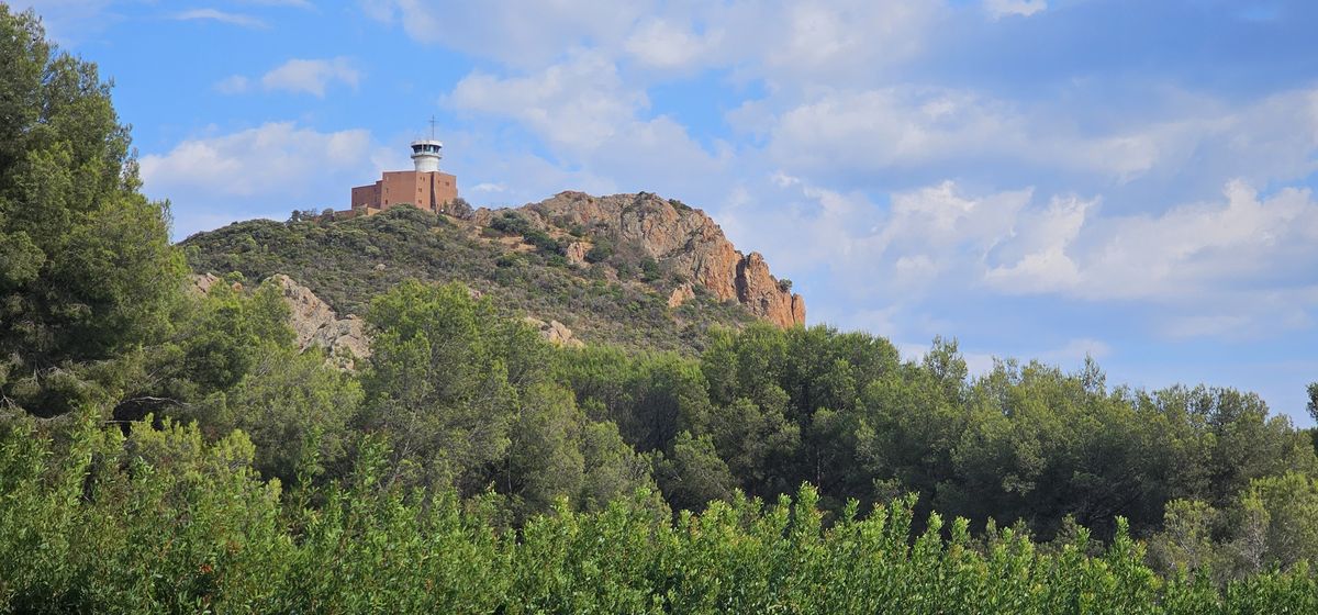 Sentier côtier du Cap Dramont avec roches rouges