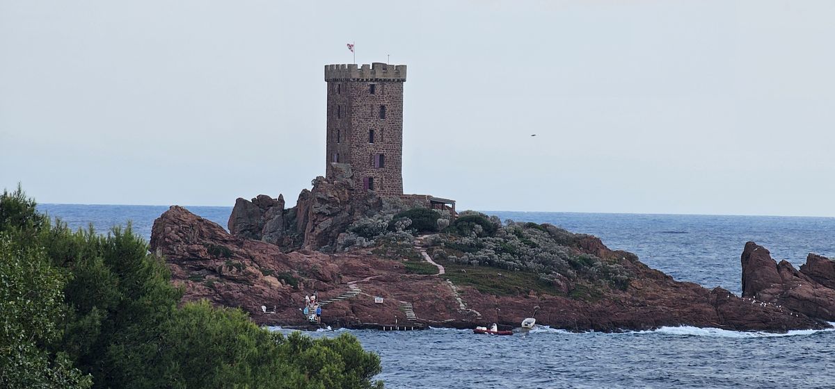 Baie d'Agay en journée avec reliefs de l'Estérel
