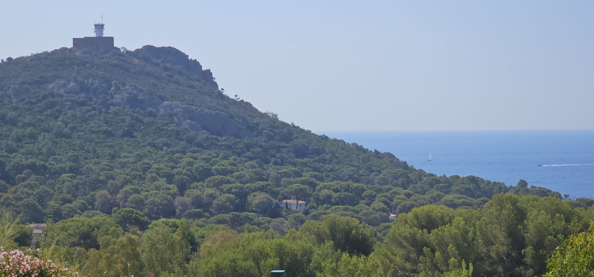 Baie d'Agay en journée avec reliefs de l'Estérel