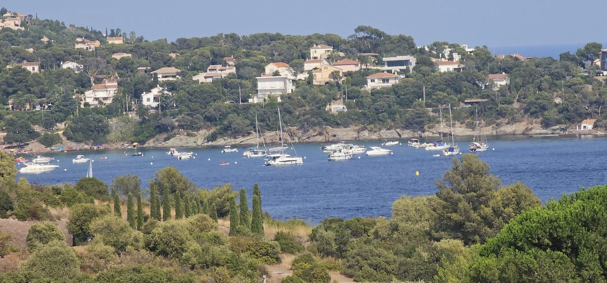 Plage de la baie d'Agay tôt le matin