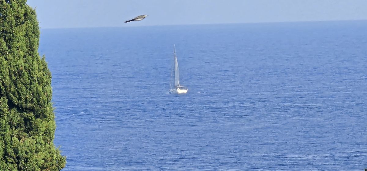 Plage de la baie d'Agay tôt le matin