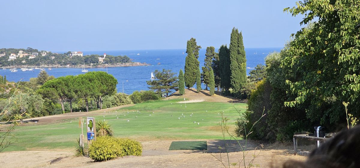 Plage de la baie d'Agay tôt le matin