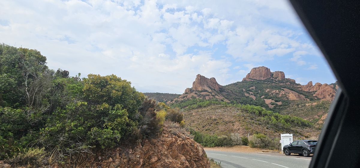 Roches rouges de l’Estérel au bord de mer