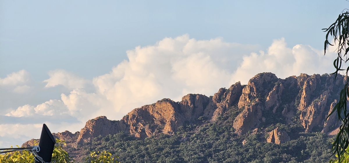 Roches rouges du Cap Dramont vues depuis le littoral